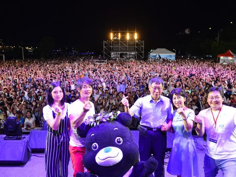 臺北市長柯文哲及夫人帶領萬人一起唱情歌