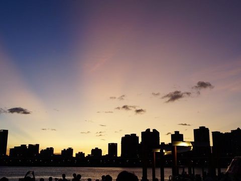 今日天公作美，河岸夕陽與夏夜晚風為情人節帶來不少人潮。
