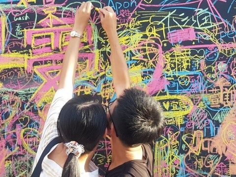 情侶搶搭大稻埕情人節浪漫列車，一起在愛情塗鴉牆留下甜蜜絮語。
