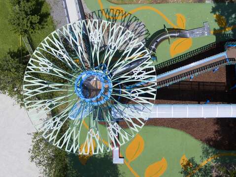 前港公園遊戲區更新開放後以來人潮眾多