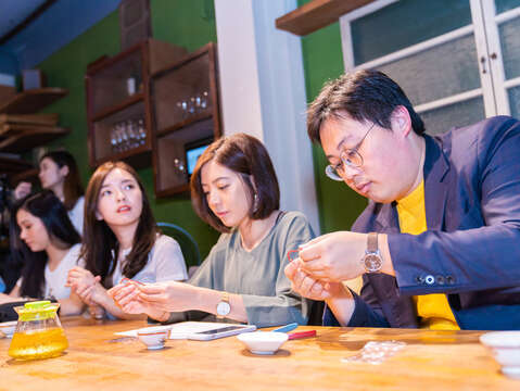 Malaysian Internet Sensation, Xue Jie Spend Chinese Valentine’s Day Together – Experiencing the Romantic Ambiance of Qixi Festival