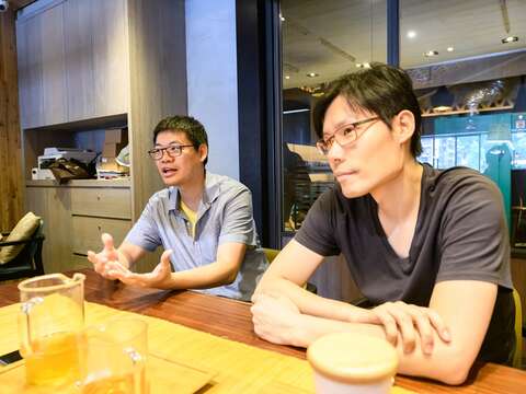 林谷樺（左）、林岳樺（右）兄弟懷著改造「林茂森茶行」的使命感。