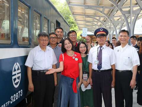 於新北投車站新設月臺區合影
