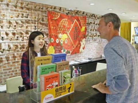 臺北市借問站提供旅遊文宣讓旅客自由索取
