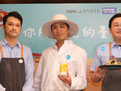 劉奕霆(右)與登坂廣臣(中)品嘗自製手作特色料理芒果果昔、時蔬溫沙拉