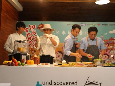 台北市観光伝播局局長の劉奕霆氏と登坂氏が、台北の人気グルメを製作。