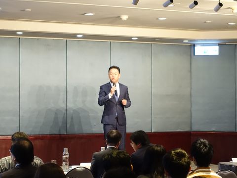 台灣入境旅遊協會理事長王全玉向200位旅館業者講述「如何突破行銷困境」.JPG