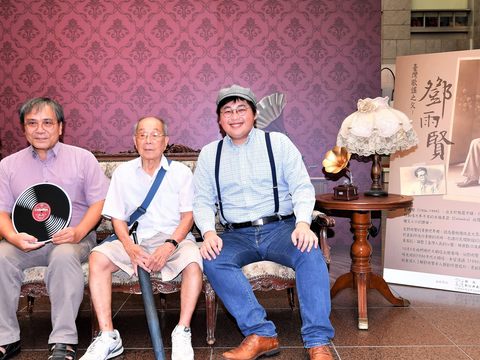 羅訪梅數位影像館羅重台先生以99歲高齡蒞臨現場，左為台灣鄧雨賢音樂文化協會理事長鄧泰超，右為觀光傳播局局長劉奕霆
