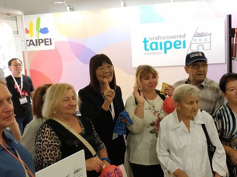 宣傳臺北燈節展位前的燈籠牆為人潮聚集的打卡熱點