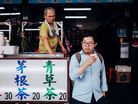 邱翊帶我們到他常消費的青草茶攤，沁涼的青草茶尾韻甘甜，也十分消暑。（攝影／林科呈）