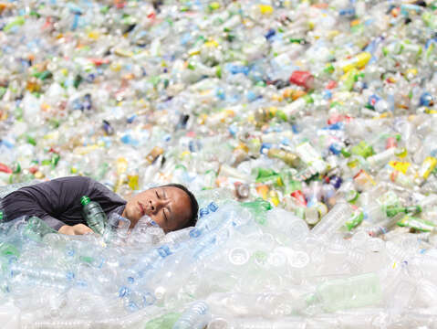 There is no set format for the activities in Nuit Blanche Taipei. Even everyday items like plastic bottles can be an essential element.