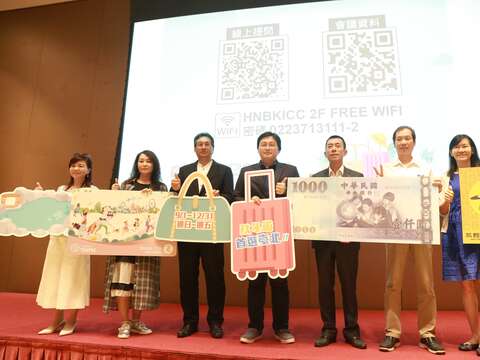 說明會來賓合影(由左至右)分別為台北市溫泉發展協會周水美理事長、台灣觀光協會東南亞市場林玉華召集人、台灣旅行業國民旅遊發展協會朱永達理事長、臺北市政府觀光傳播局劉奕霆局長、台北市旅行商業同業公會吳志健理事長、經濟部中部辦公室許正宗副主任、觀光傳播局陳雅慧科長