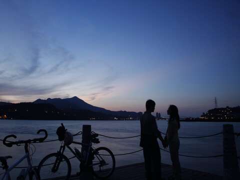島頭公園以觀音山為背景，可見到關渡大橋