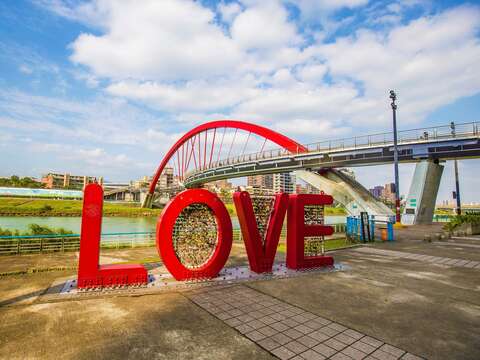 彩虹橋周邊「LOVE」裝置藝術很適合拍照