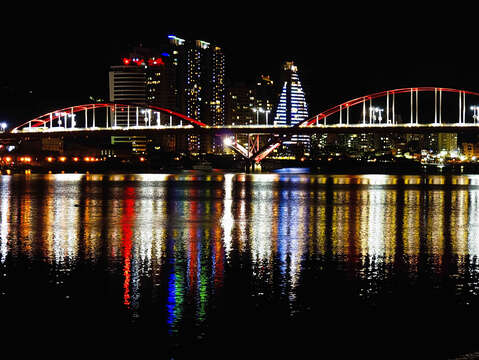 入夜後壯觀的關渡大橋，串聯成一路美麗的風景