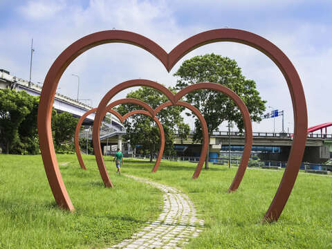 古亭河濱公園大型愛心裝置藝術
