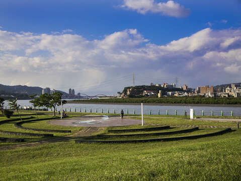 島頭公園以觀音山為背景，可以看到關渡大橋