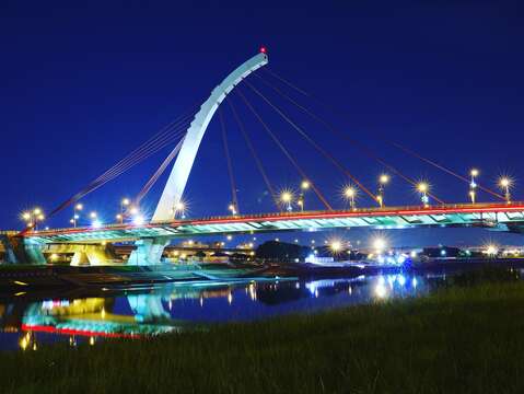 橫跨基隆河的大直橋，橋上的燈光倒映在河面