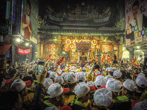 神様の生誕祈願をする巡行とお祭りはいつも多くの参拝客が集まります。(写真/艋舺青山宮青山会)