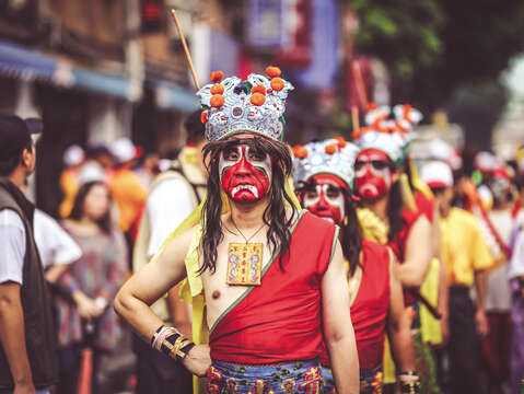 The members of the eight generals of Qingshan Temple are all volunteers and serve with their devotion and enthusiasm. (Photo / Chiou Shih Chie)