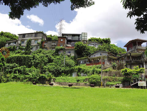 Treasure Hill Artist Village has a special cultural landscape within a military dependents’ village, attracting many tourists. (Photo / Taiwan Scene)