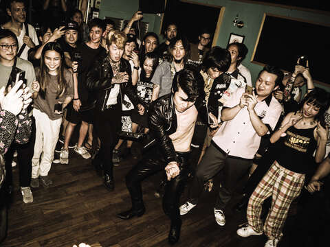 Revolverは週7日ずっとライブを行っていて、観光客も1階のバーを訪れます。(写真/Revolver）