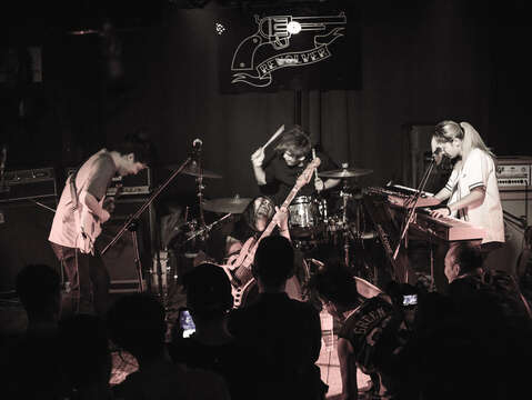 Revolverは週7日ずっとライブを行っていて、観光客も1階のバーを訪れます。(写真/Revolver）