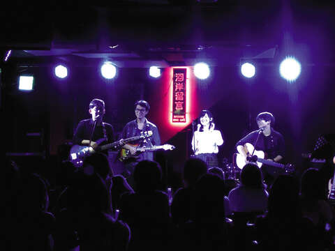 河岸留言は完璧な設備を提供し、音楽が好きな人たちを楽しませています。(写真/上:TS,中＆下:河岸留言）