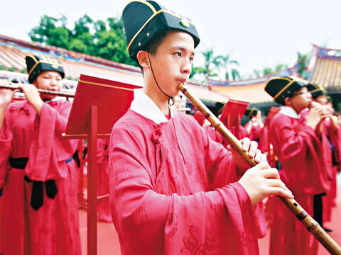 楽生は祭典中に雅楽を演奏します。