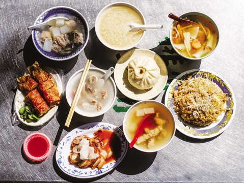 -	慈聖宮にたくさんの料理は地元の人もおすすめする絶品ばかりです。