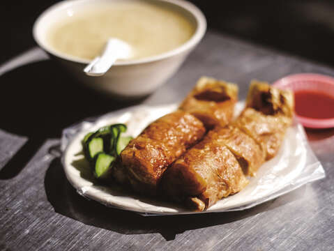 -	大稲埕の名無し鶏巻はサクサクとした皮の食感がとても印象的です。