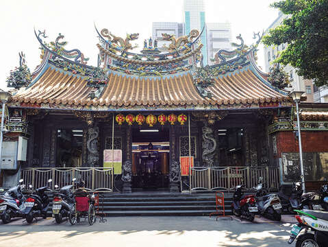 Cisheng Temple is favored by the local faithful, making it one of the three biggest temples in Dadaocheng.