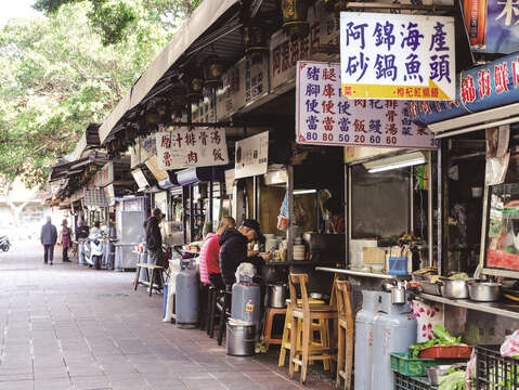 There’s a row of street food stalls in front of Cisheng Temple, where the food reminds locals of a bygone era.