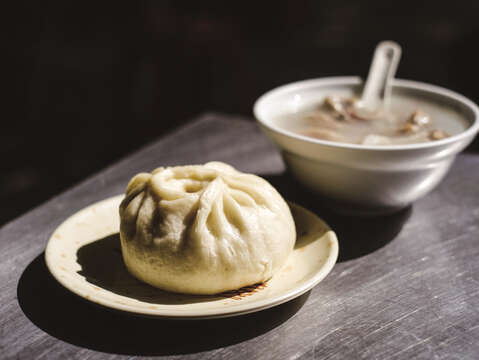Locals will have four-herb soup with a meat bun, which is an unique combination in Taipei.