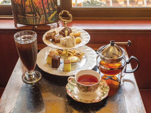 Astoria Café is a Russian-style coffee house known for its European style decoration and Russian pastries. (Photo / Samil Kuo)