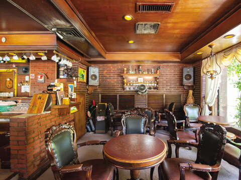 The Old Tree Coffee, famous for its siphon coffee, has stood on Xinsheng South Road for more than 30 years and is still the first choice for Taipei coffee connoisseurs. (Photo / Samil Kuo)