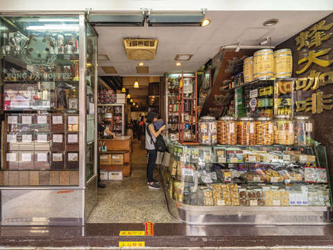 Fenda’s famous ice drip coffee and traditional walnut cookies are their signature products. (Photo / Samil Kuo)