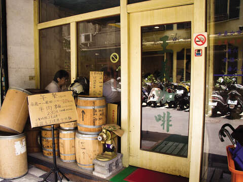 Wang Yi Coffee has long been popular among locals by serving beef noodles alongside its after-meal specialty coffee for many years. (Photo / Taiwan Scene)