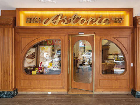 Astoria Café is a Russian-style coffee house known for its European style decoration and Russian pastries. (Photo / Samil Kuo)