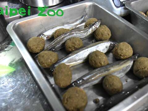 為了預防動物們挑食，有時候必須將食物藉由打成泥狀、切成小丁或是捏成窩窩頭的形狀，讓牠們察覺不出來乖乖吃下肚