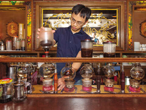 -	サイフォン式コーヒーで有名な老樹咖啡は新生南路にお店を開いて30年以上になりますが、今でも多くの台北人が足を運んでいます。