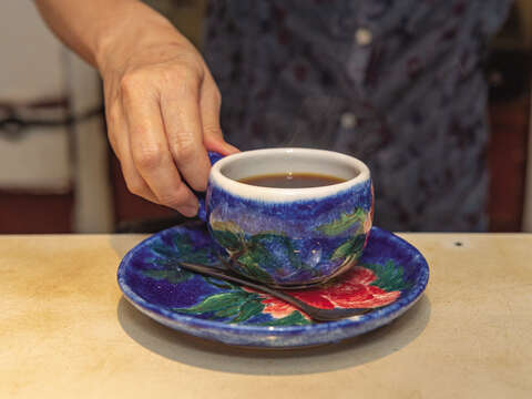 -	特別に豆をブレンドした蜜蜂咖啡のハニーコーヒーは40年以上に渡り親しまれてきた台北人の味です。