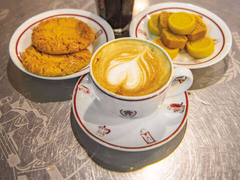 -	ダッチコーヒーと懐かしいクルミクッキーが看板メニューです。