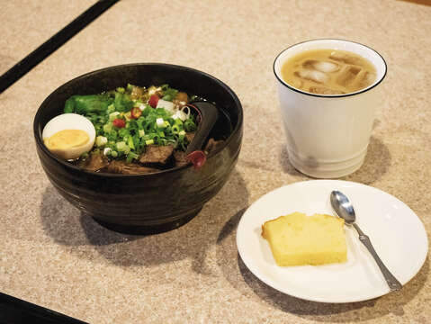 -	長年に渡り牛肉麺と食後のコーヒーを提供してきた王義咖啡は地元の人から非常に愛されています。(写真／Taiwan Scene)