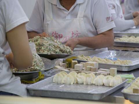 御園坊の水餃子はパクチーと豚ひき肉の他に特殊な食材を加えることで味に一層の深みを出しています。