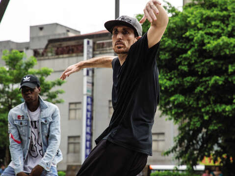 クリシュナさんは台北のブレイクダンスが非常にメジャーと思って、自由に街中にダンスすることもできます。