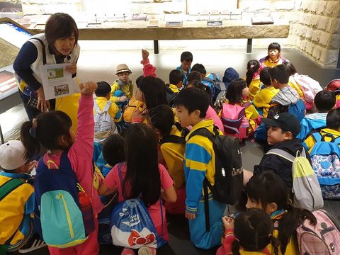 台北探索館導覽培訓課程帶領小志工一同學習博物館志工導覽技巧
