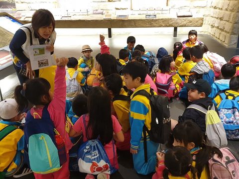 台北探索館導覽培訓課程帶領小志工一同學習博物館志工導覽技巧