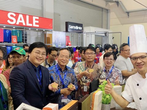 觀傳局長劉奕霆(左二)、駐印尼大使陳忠(左三)、華航總經理呂若阜(右三)、觀光局周士弼主任(左一)、貿協駐雅加達主任廖俊生(右二)一起體驗郭元益餅乾彩繪