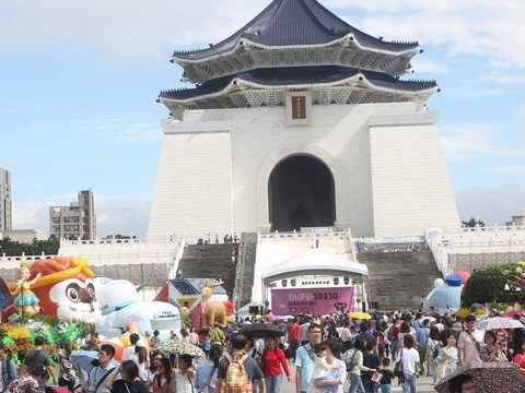 全台23輛主題花車在中正紀念堂一次排開，白天晚上都精彩